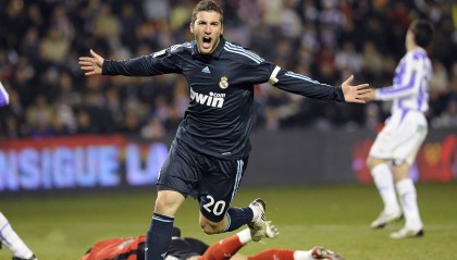 开云体育入口-库里成为全场焦点，当欧冠淘汰赛之夜，篮球之神降临绿茵场