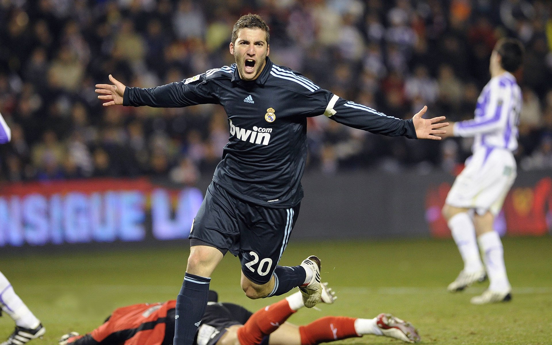 苏亚雷斯在F1接管比赛,当足球巨星跨界上演单节拉开奇迹